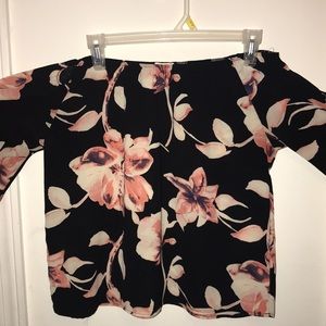 🎈 Floral Top 🌺 Cute for this time of yr. 🎈